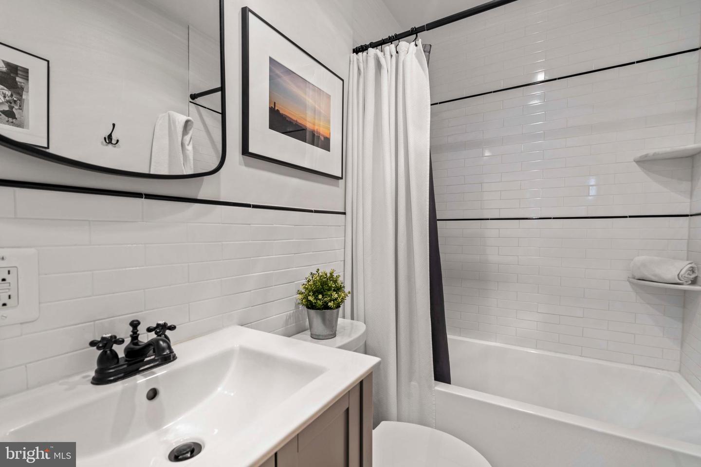 101 7TH STREET SE Unit: 6