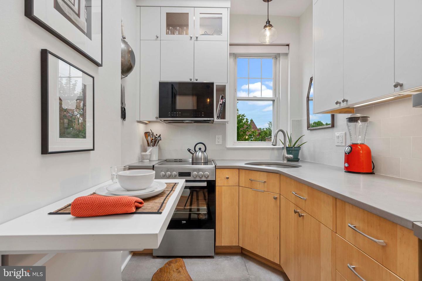 101 7TH STREET SE Unit: 6
