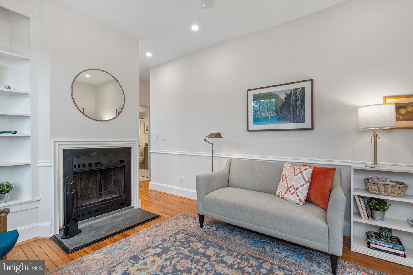 101 7TH STREET SE Unit: 6