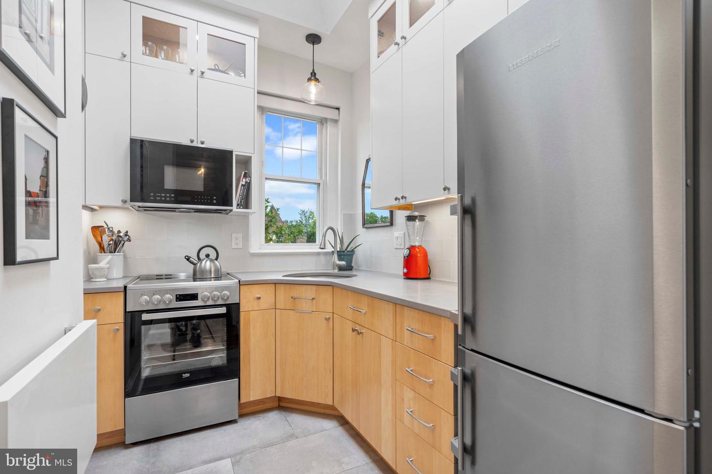 101 7TH STREET SE Unit: 6