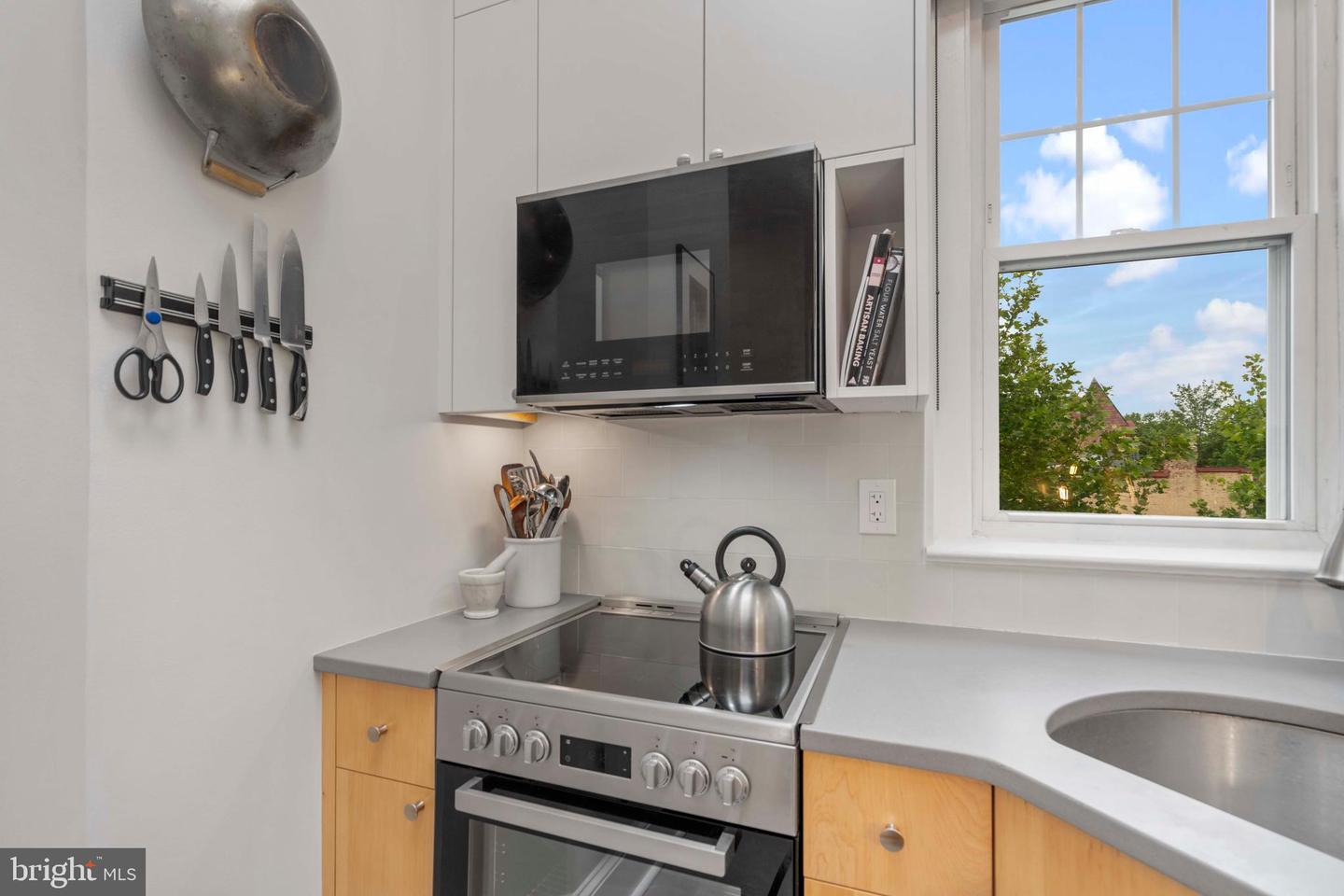 101 7TH STREET SE Unit: 6