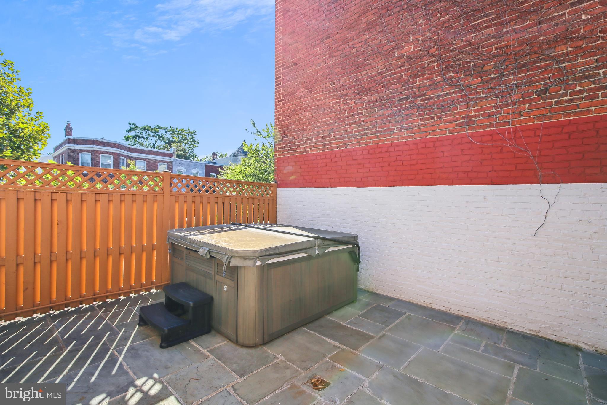 658 11TH STREET NE