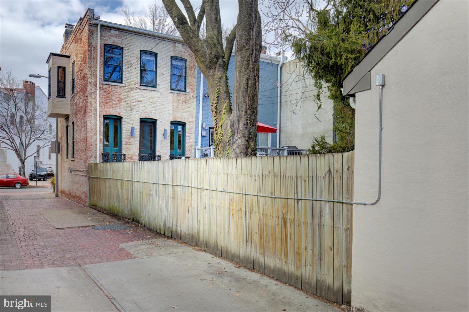 115 10th STREET NE