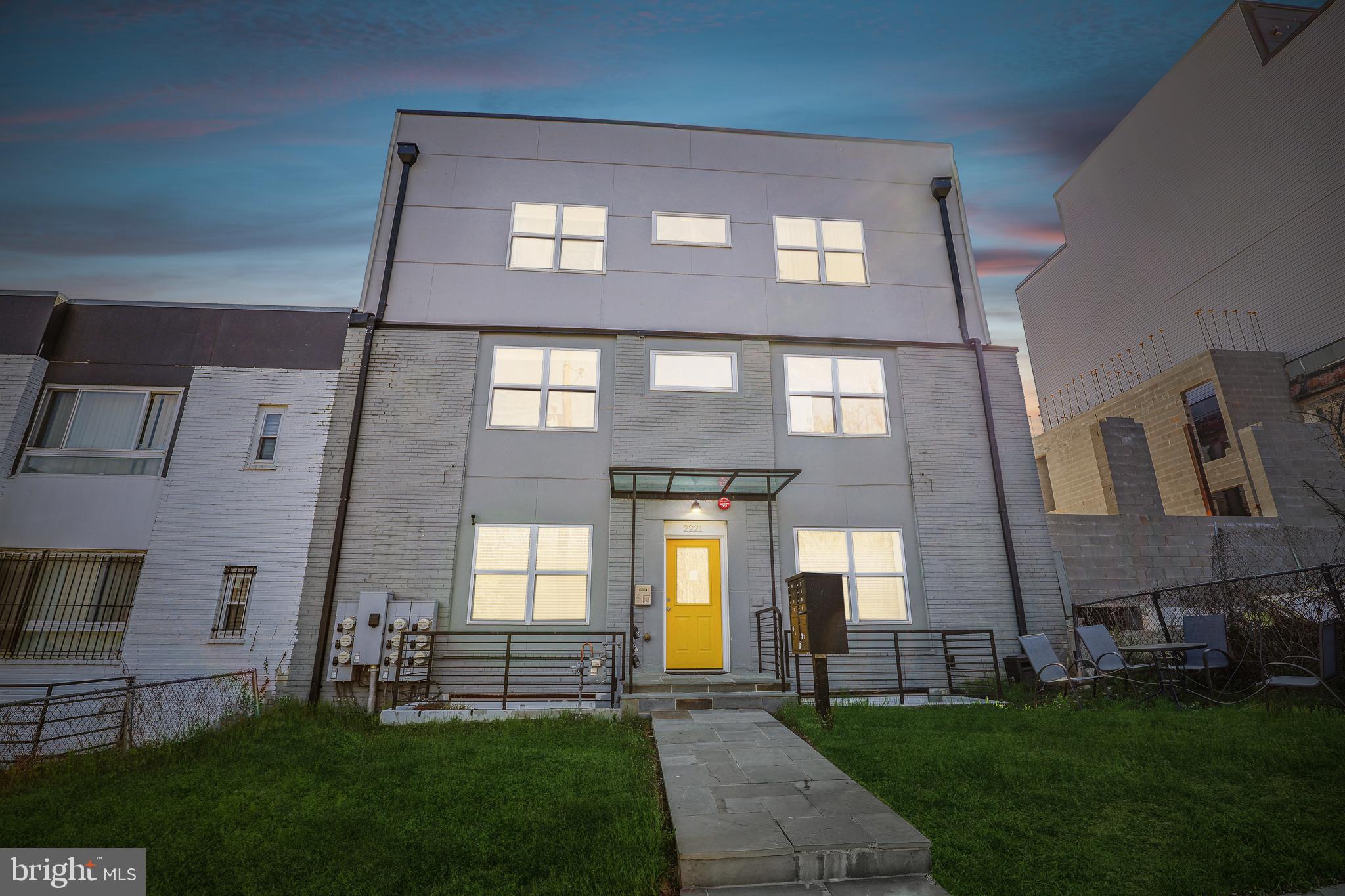 2221 M St NE #302