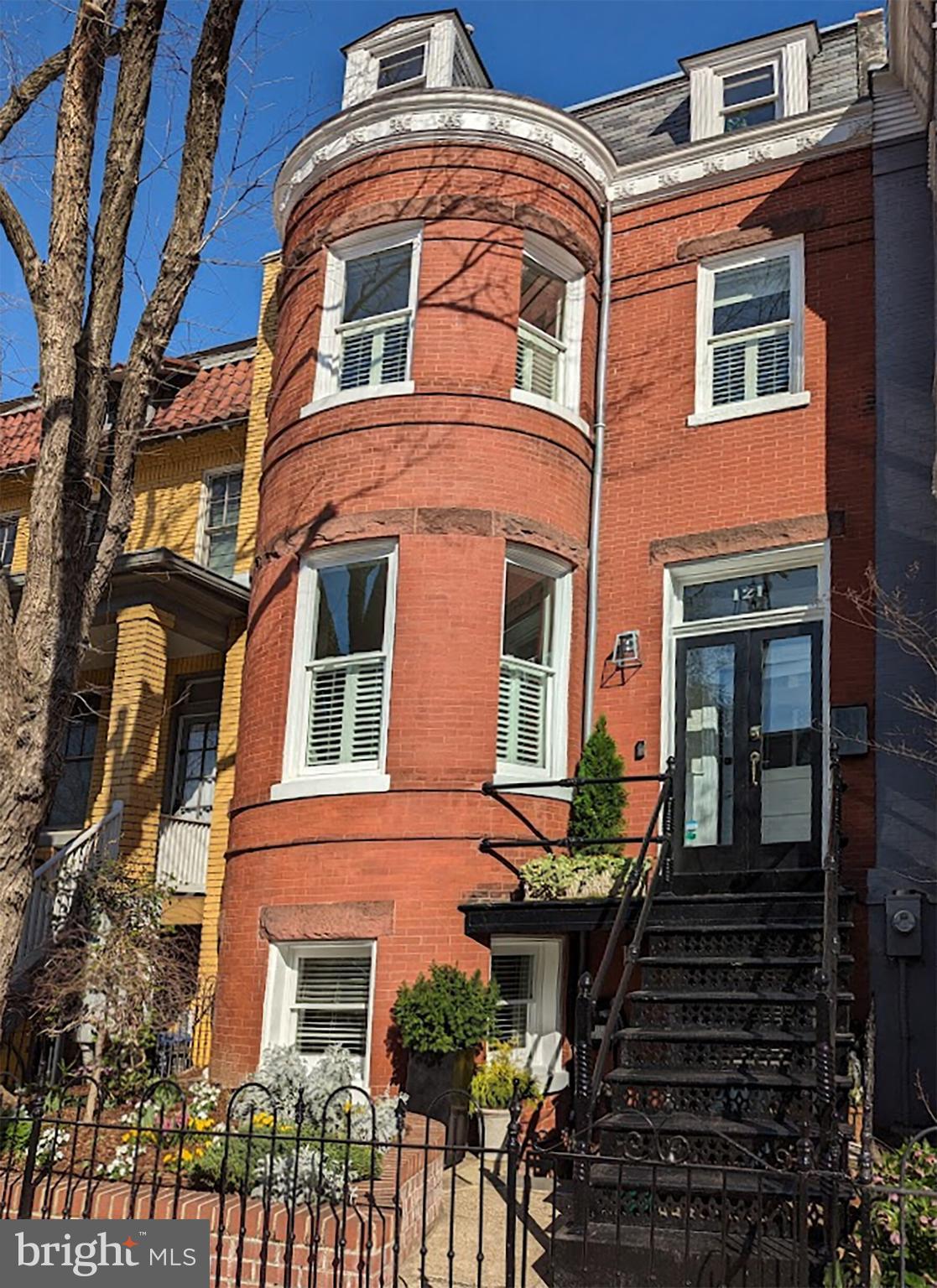121 4th St NE