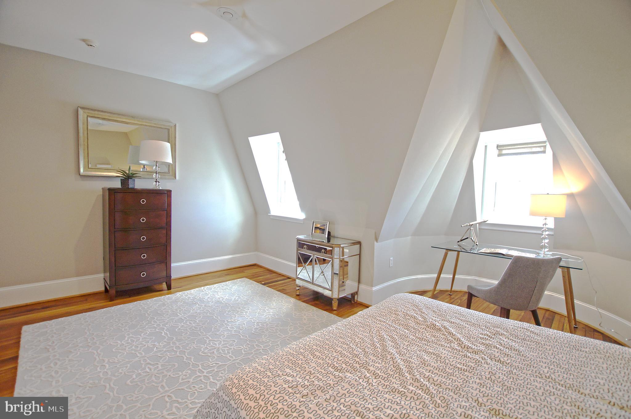 121 4th St NE