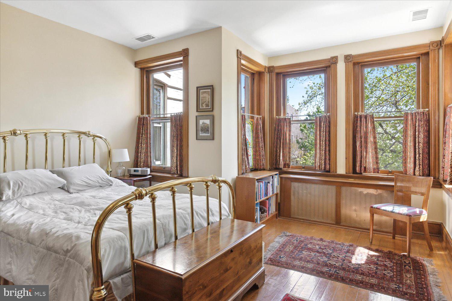 233 9th St SE