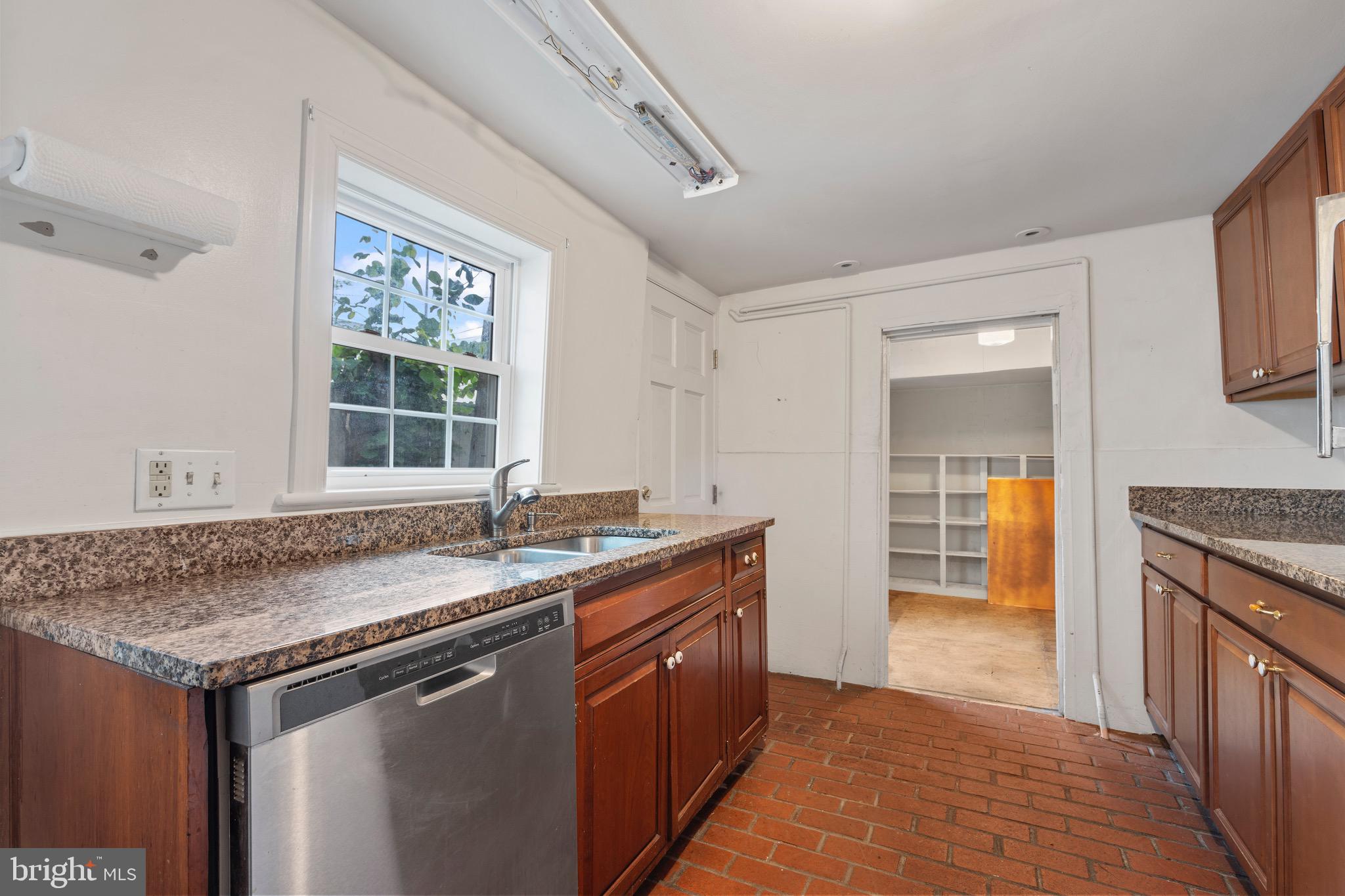 16 3rd St NE