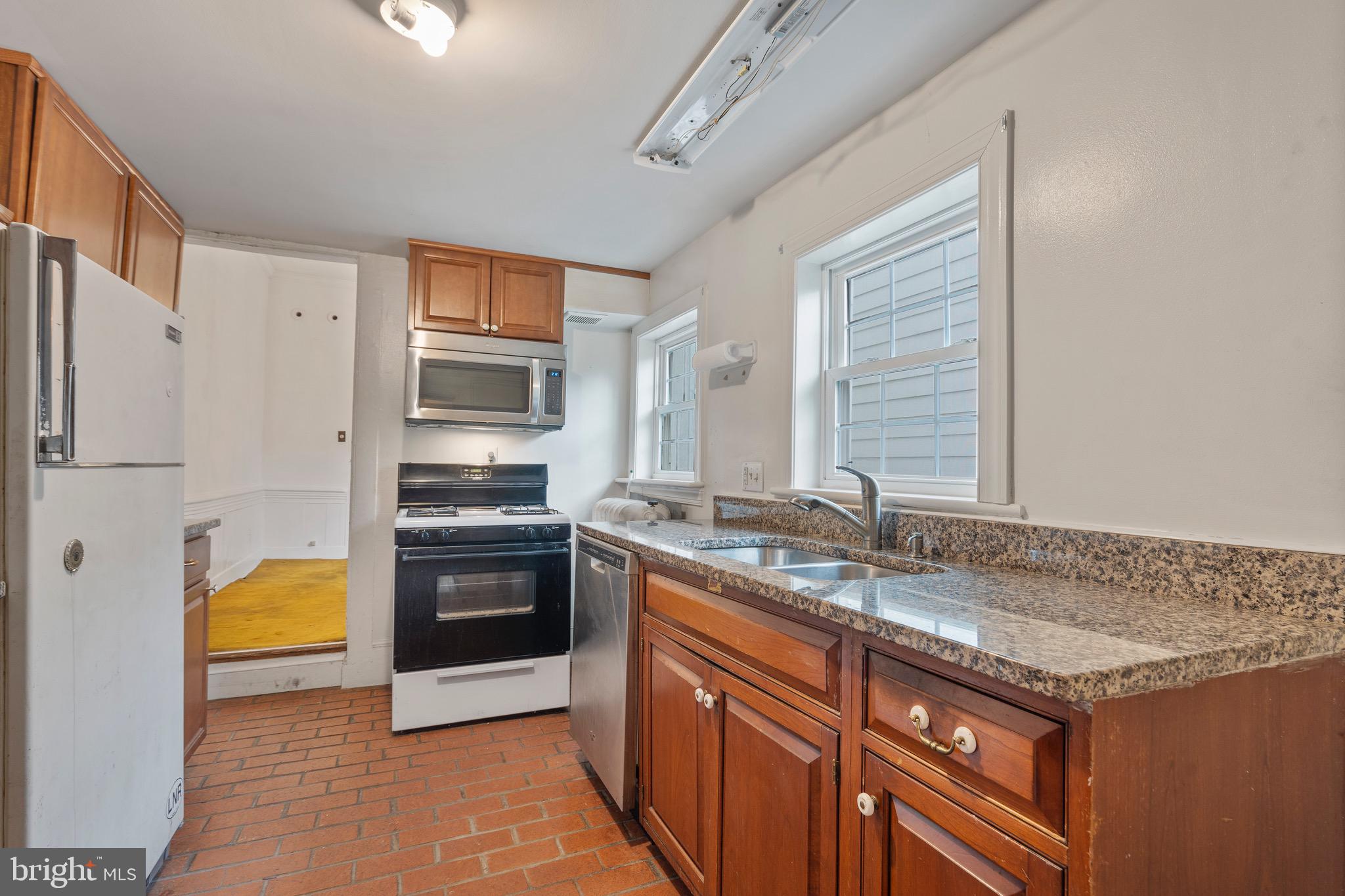 16 3rd St NE