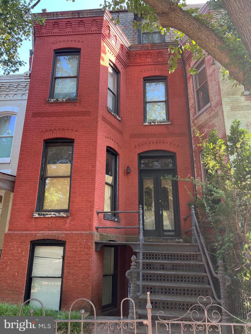 502 Constitution Ave NE