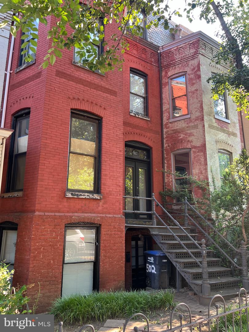 502 Constitution Ave NE