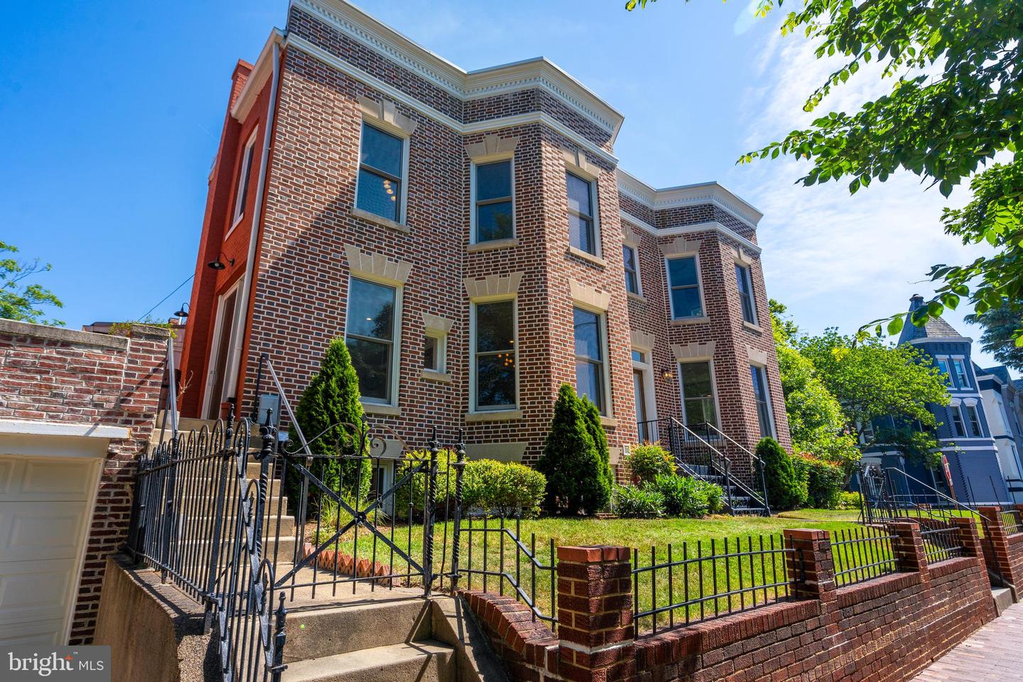 928 Constitution Ave NE