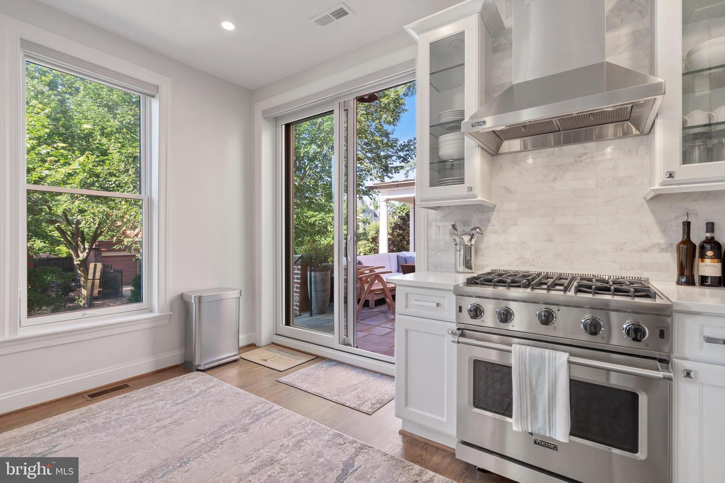 928 Constitution Ave NE