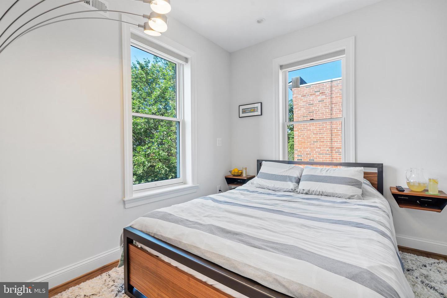 928 Constitution Ave NE