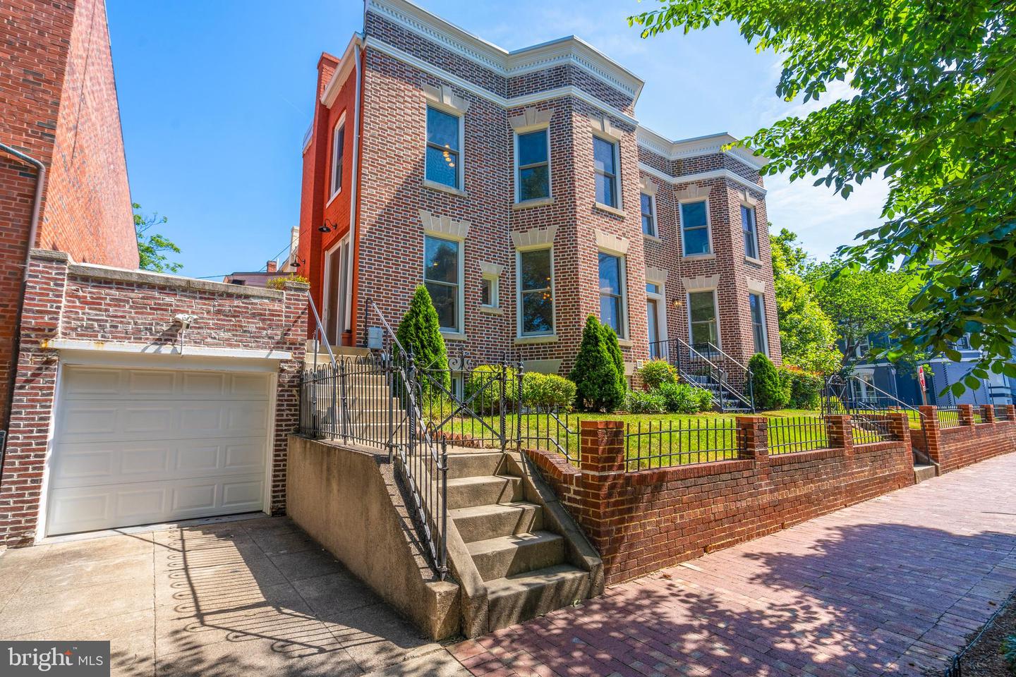 928 Constitution Ave NE