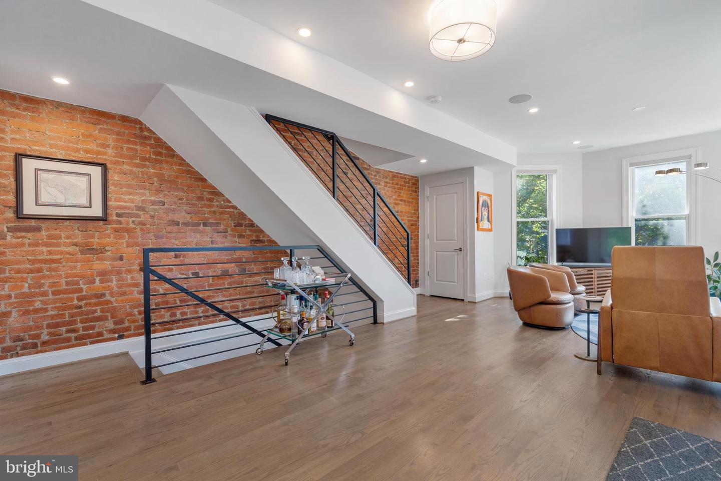 928 Constitution Ave NE