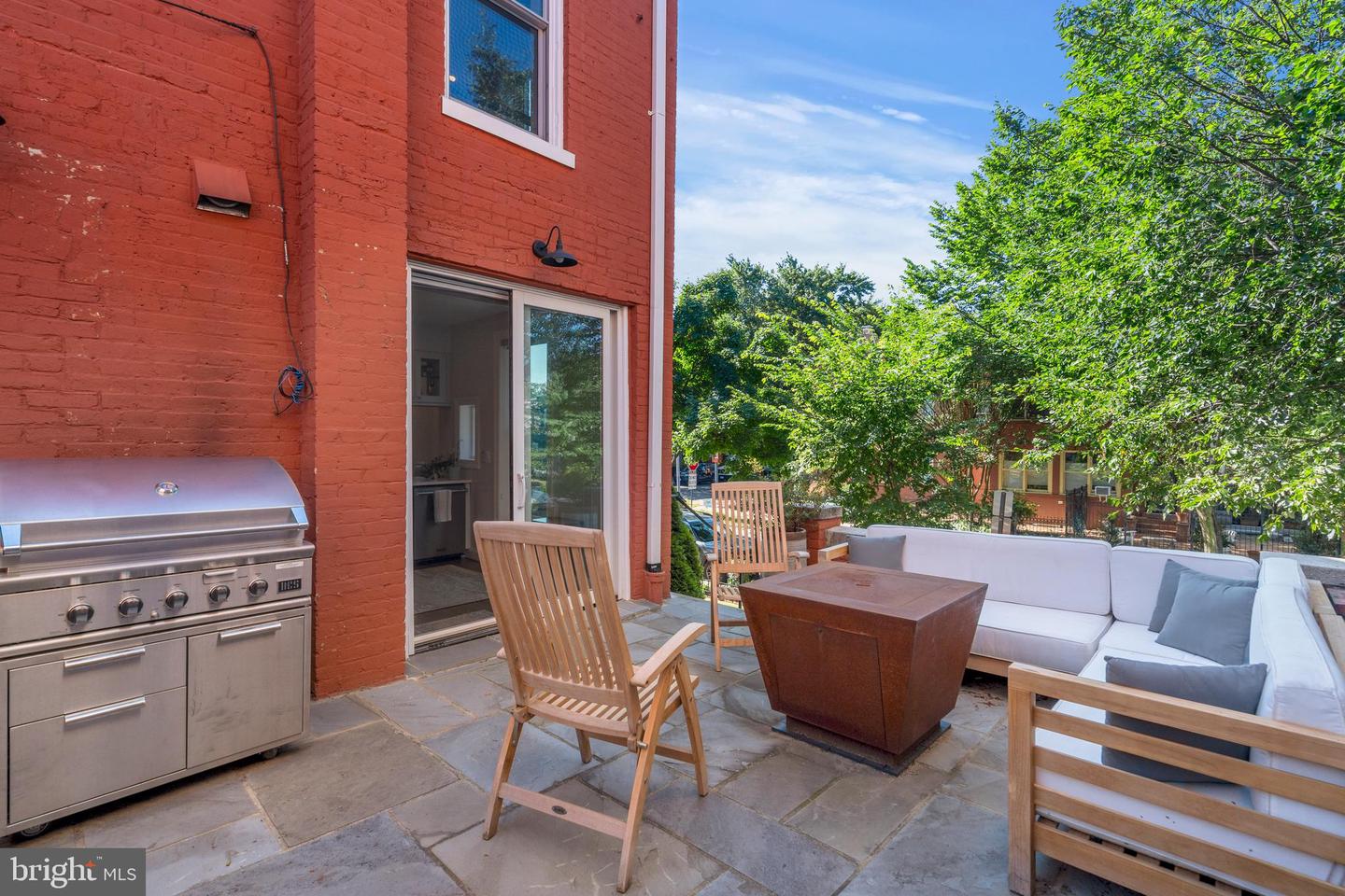 928 Constitution Ave NE