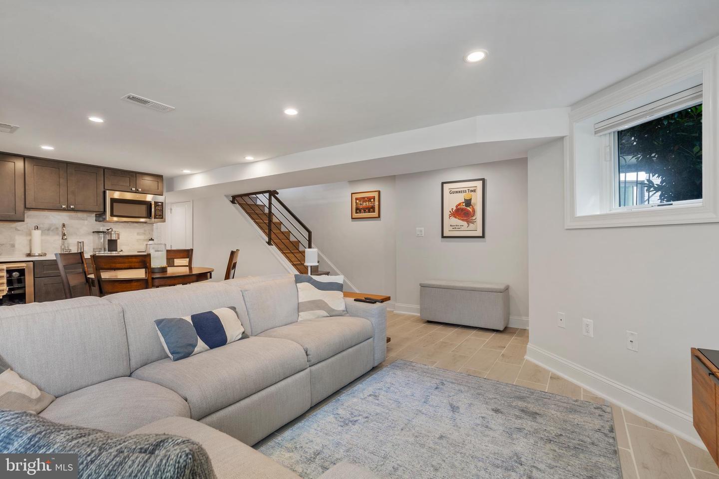 928 Constitution Ave NE