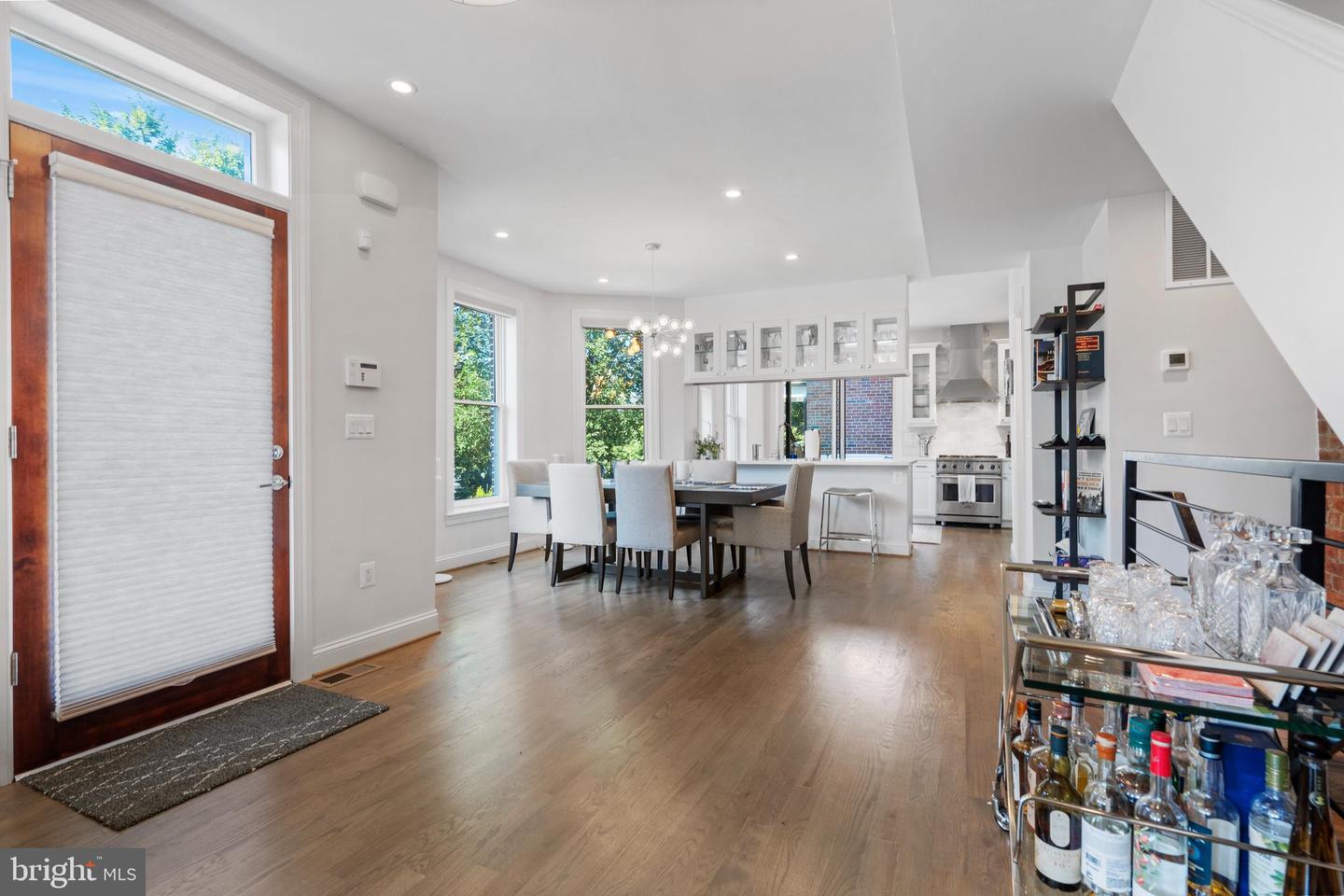 928 Constitution Ave NE