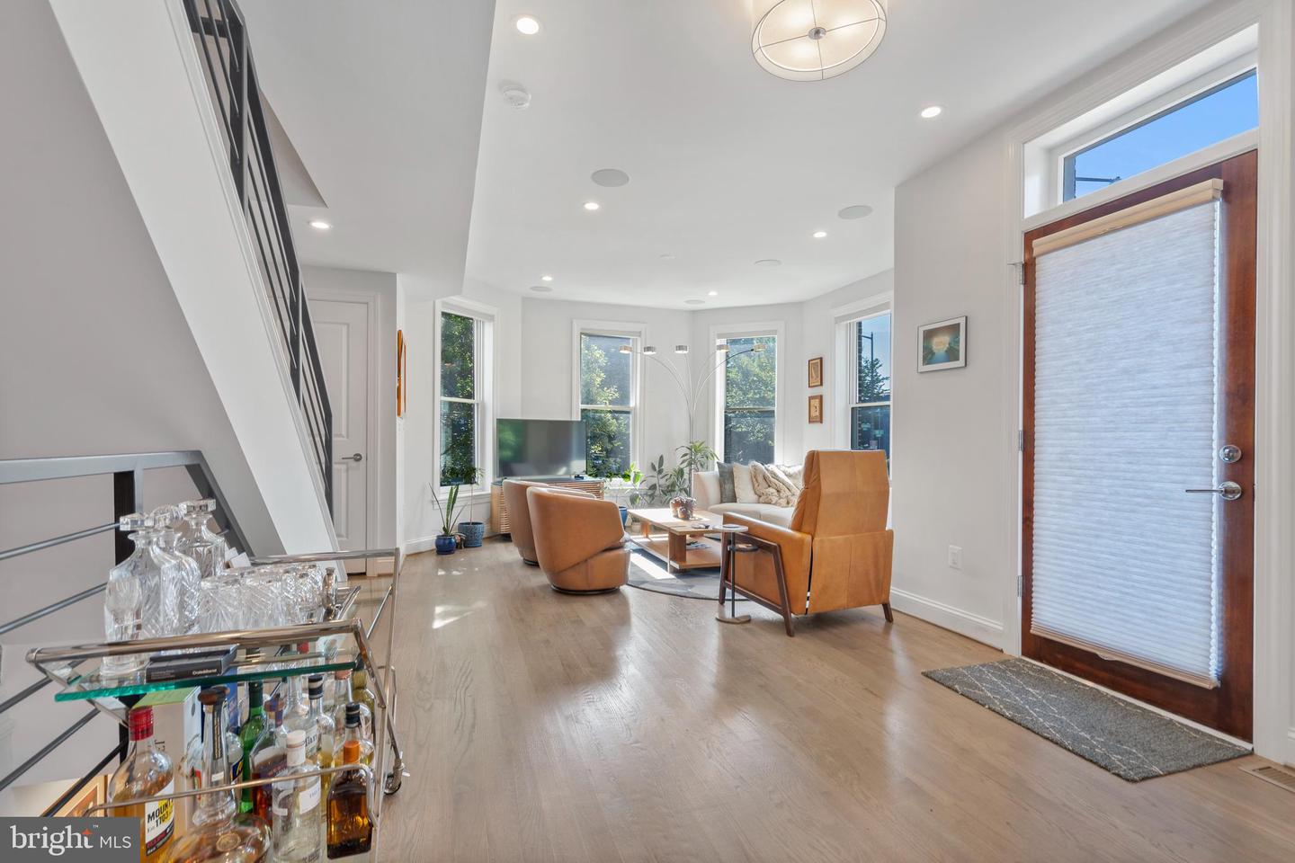 928 Constitution Ave NE