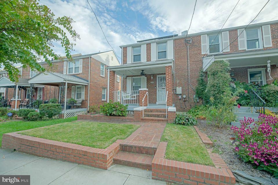711 Emerson St NE