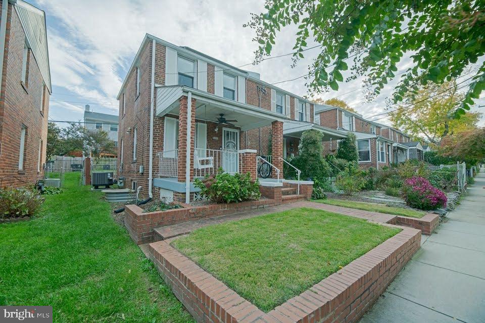711 Emerson St NE