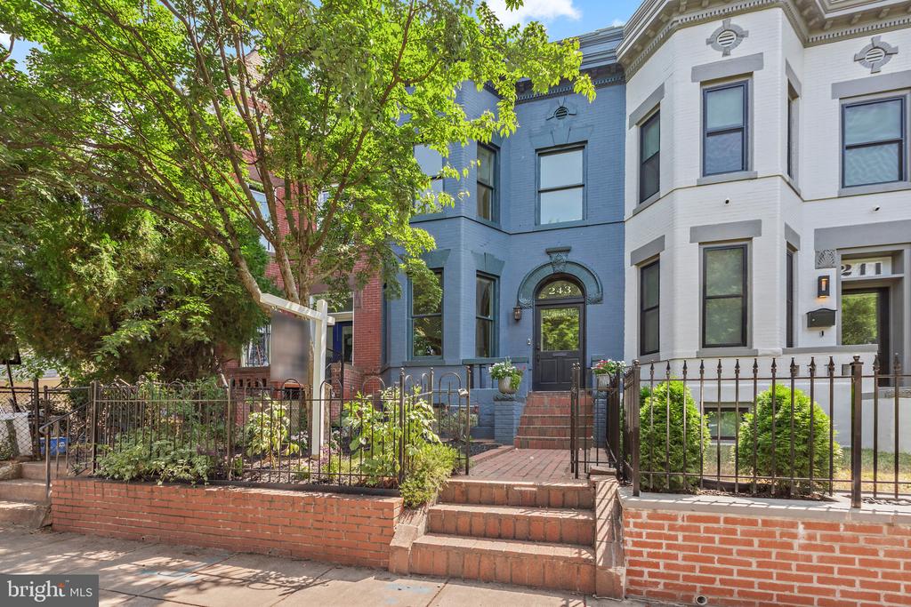 243 12th St NE