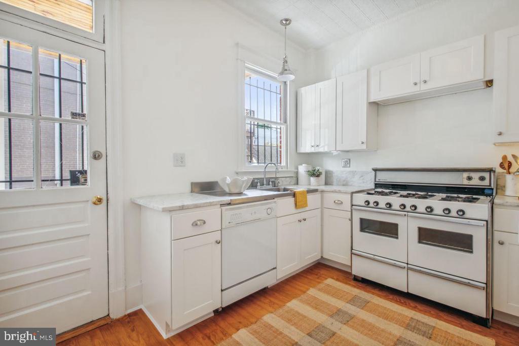 421 G St NE