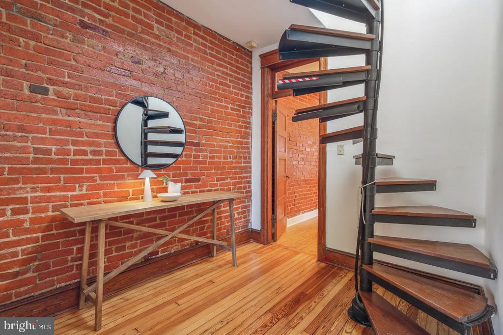 421 G St NE