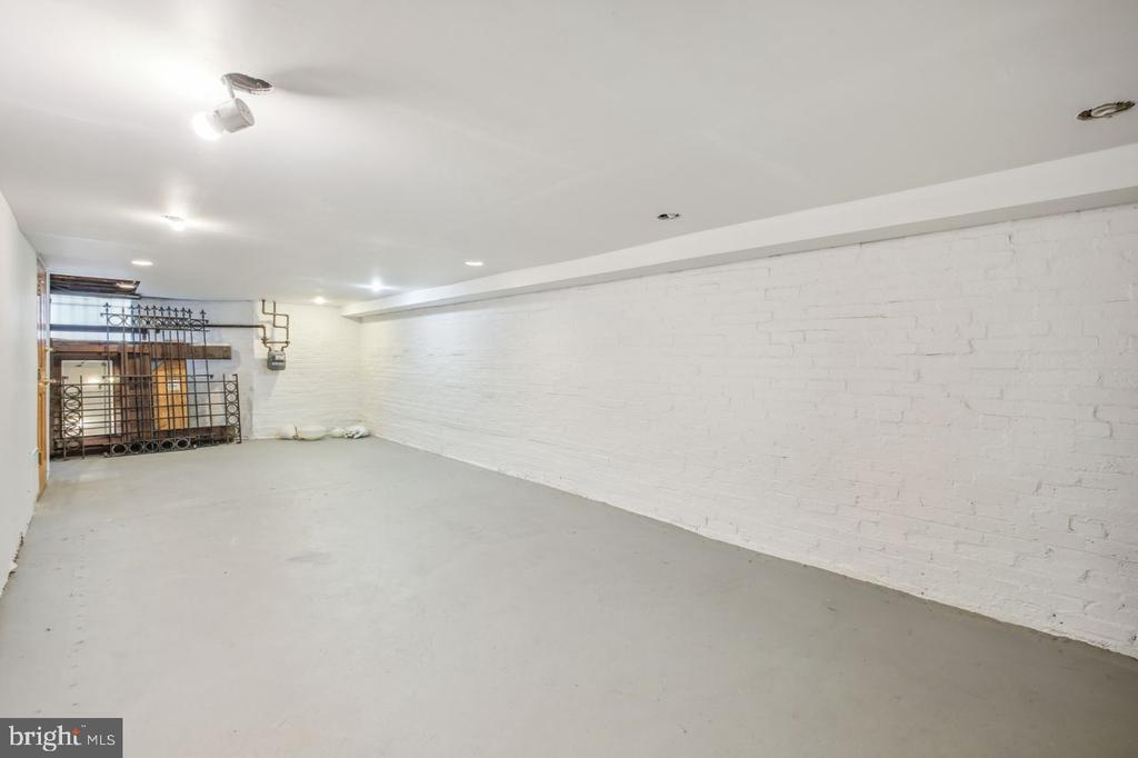 421 G St NE
