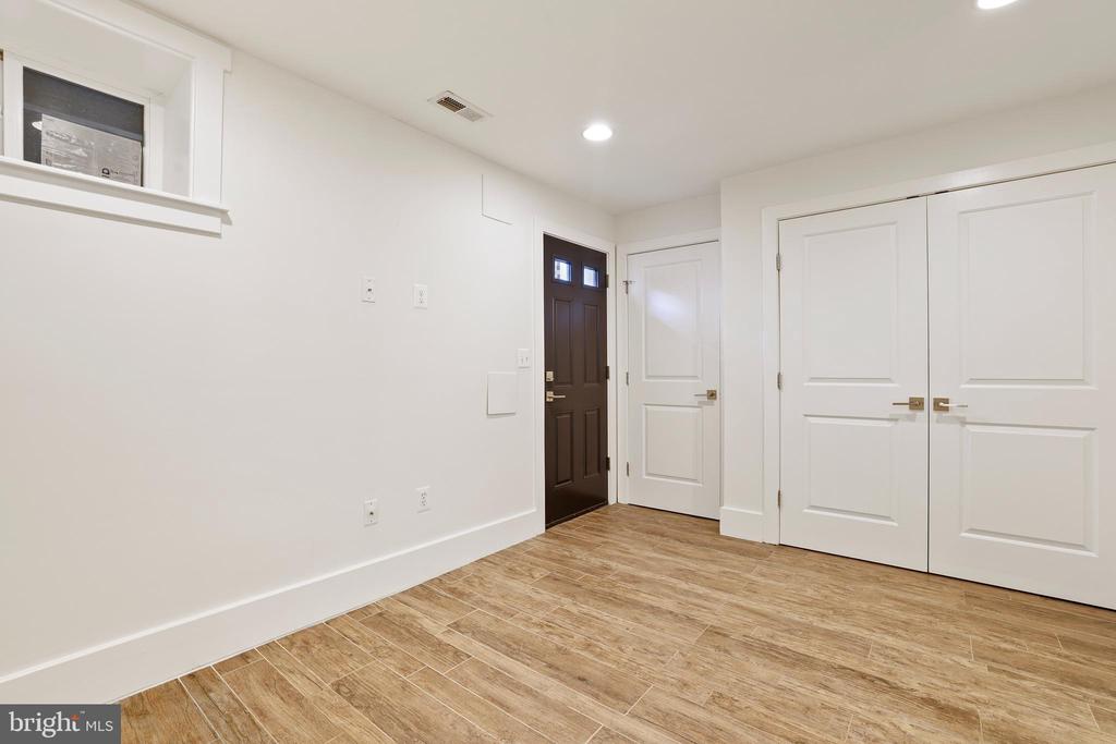 1423 Meridian Pl NW #1