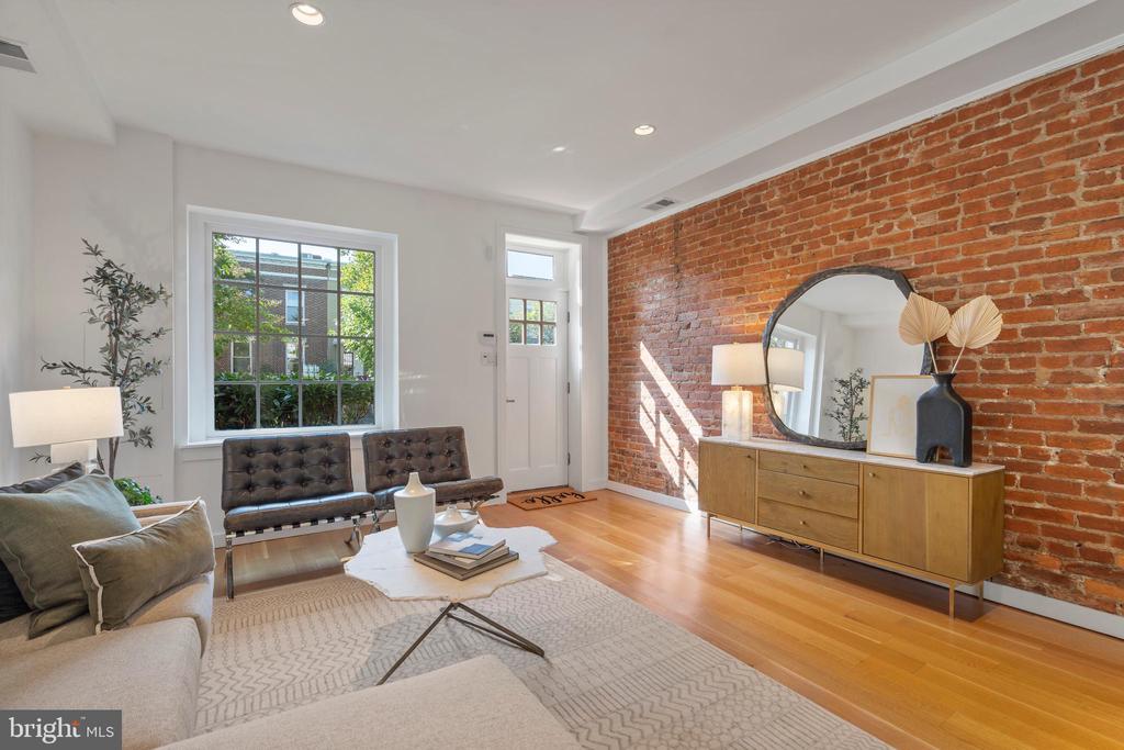1024 G St NE