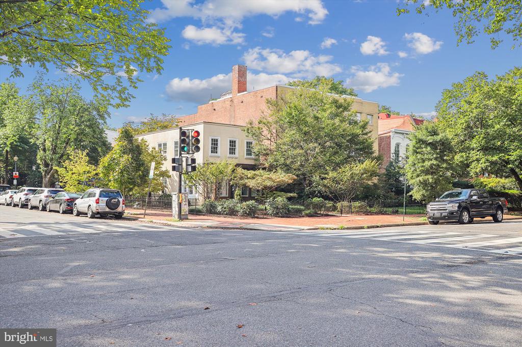 821 East Capitol SE