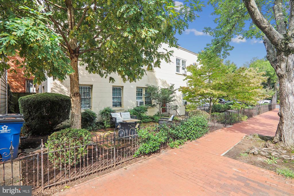 821 East Capitol SE