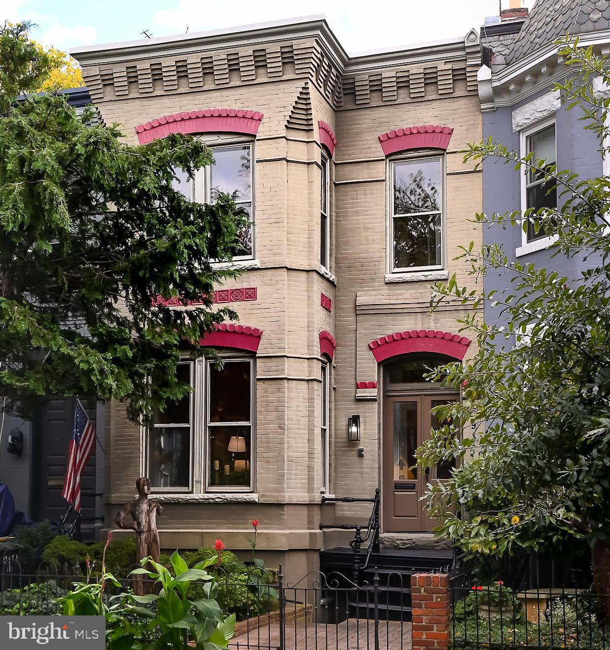 915 Constitution Ave NE