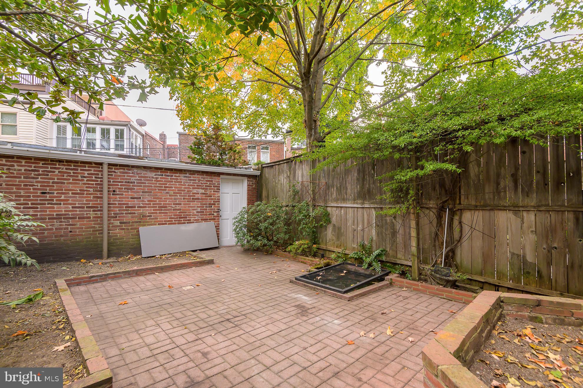 915 Constitution Ave NE