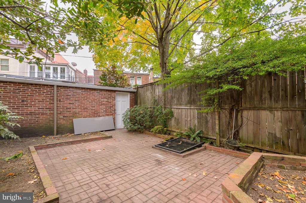 915 Constitution Ave NE