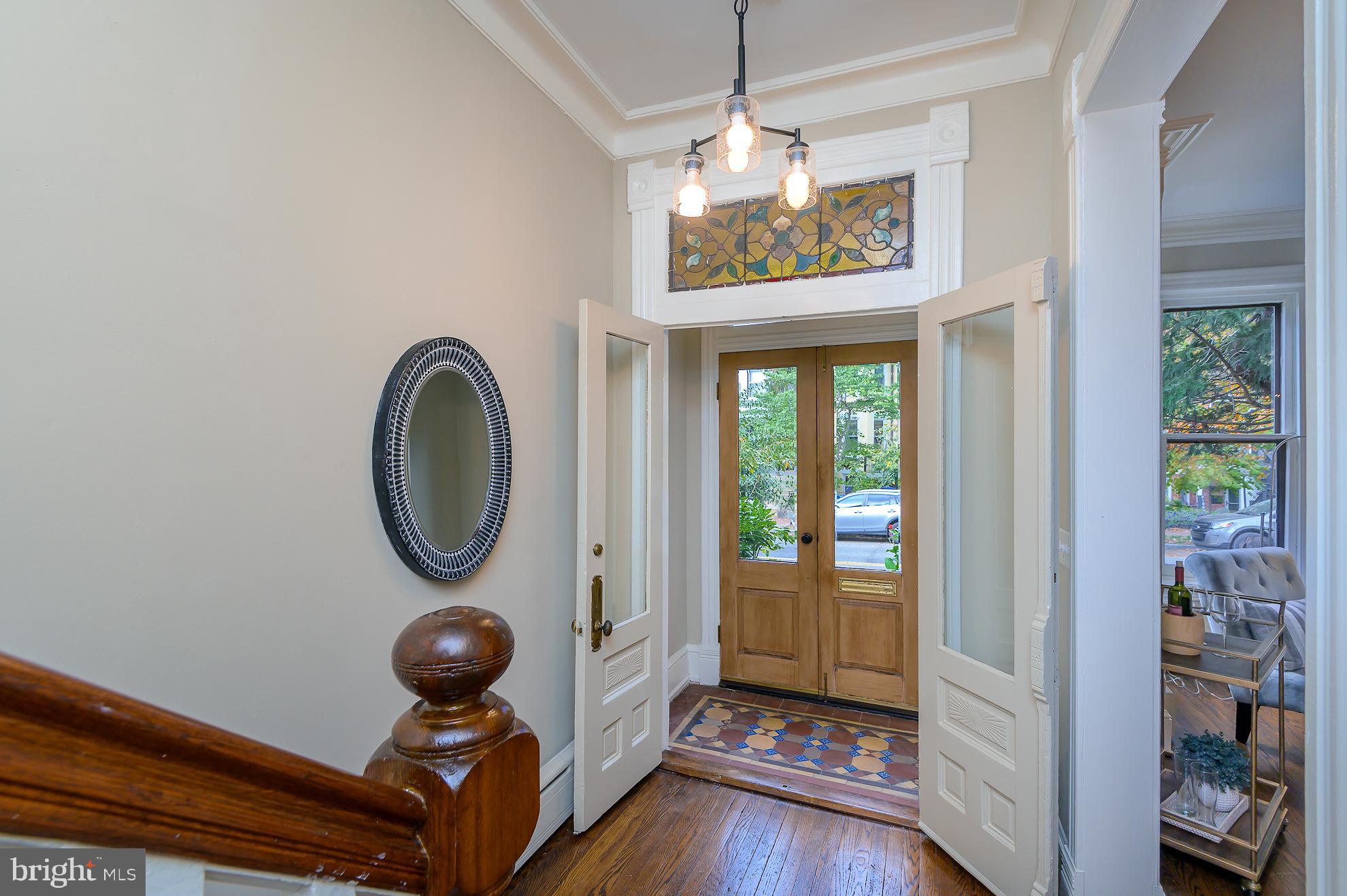 915 Constitution Ave NE