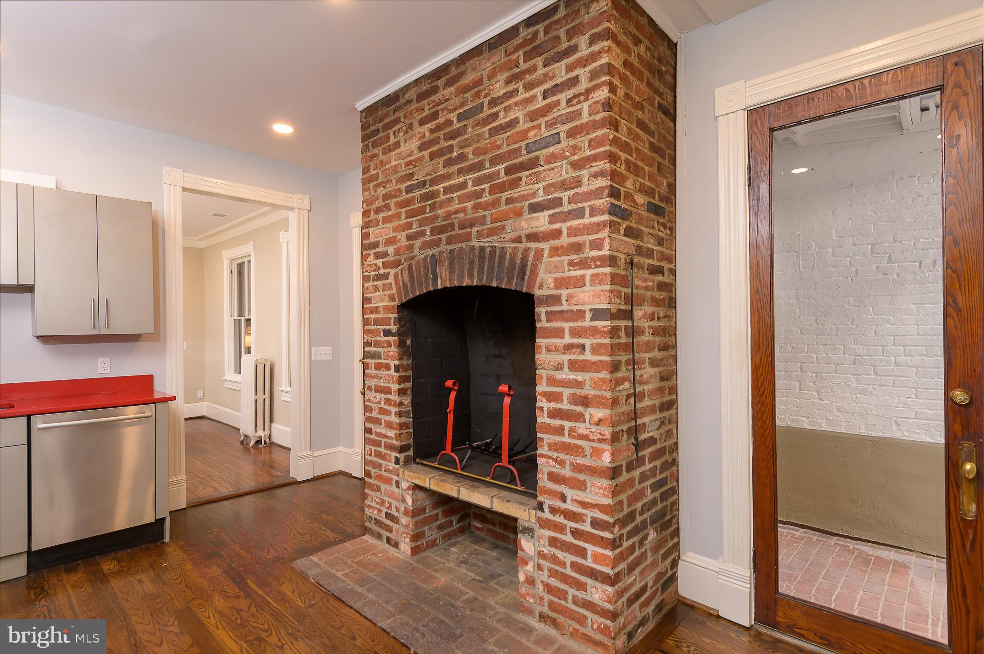 915 Constitution Ave NE