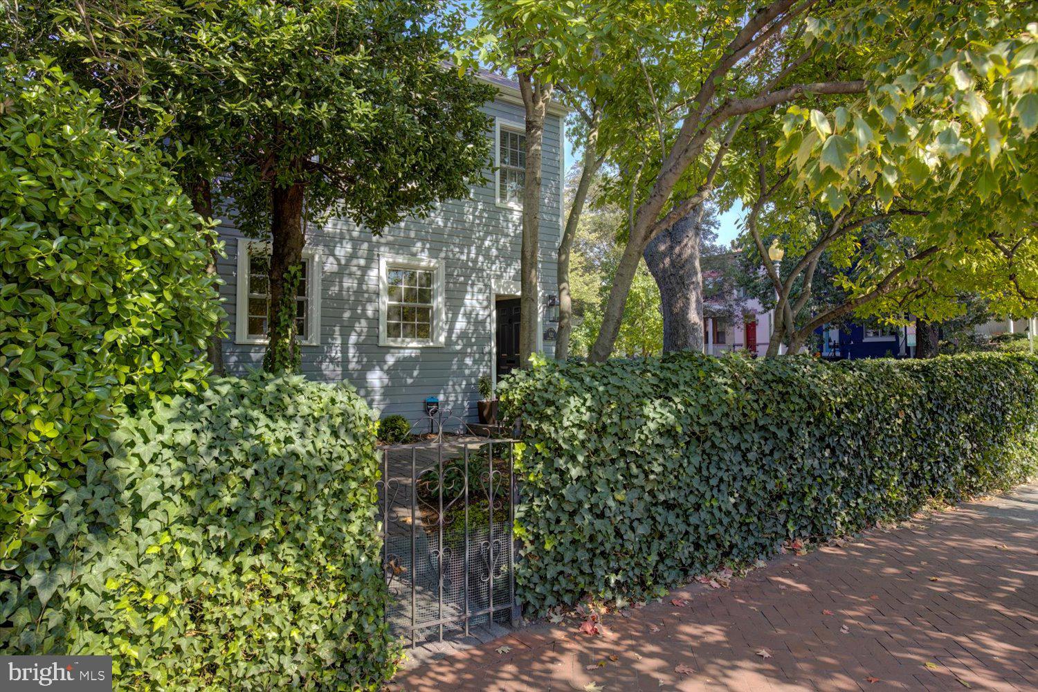 822 G St SE