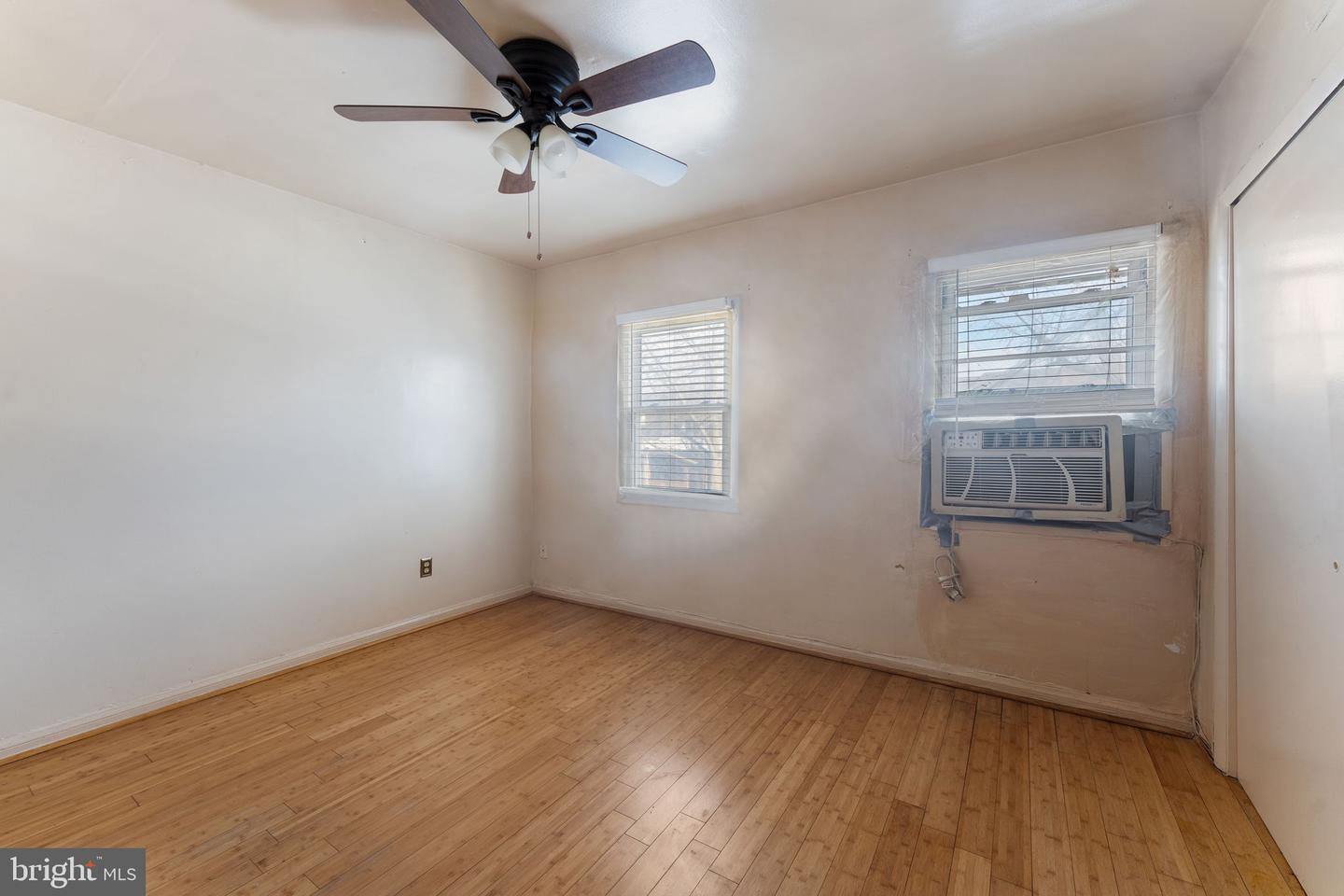302 34th Pl NE