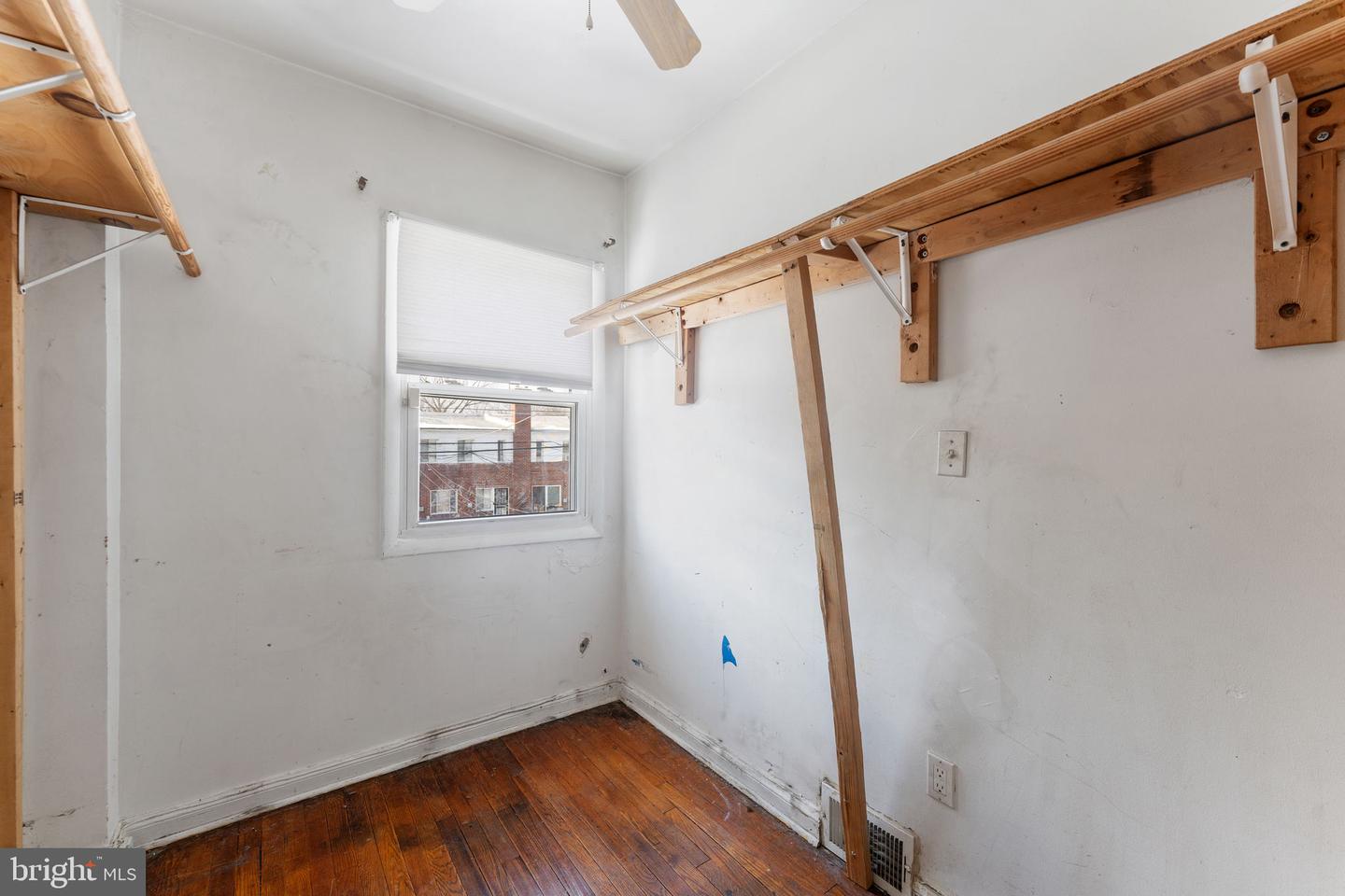 302 34th Pl NE