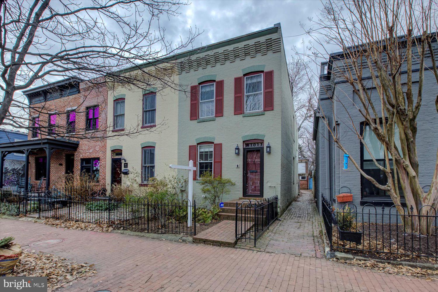 1013 C St SE