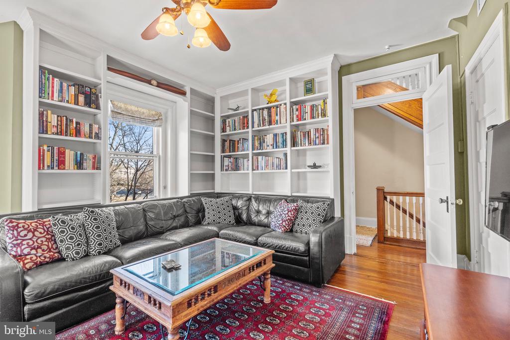 226 4th St NE
