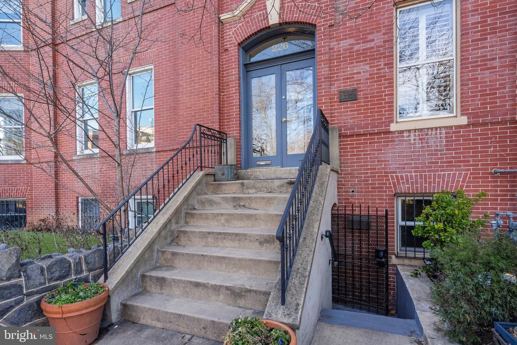 226 4th St NE