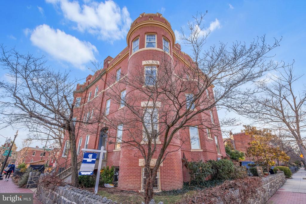 226 4th St NE