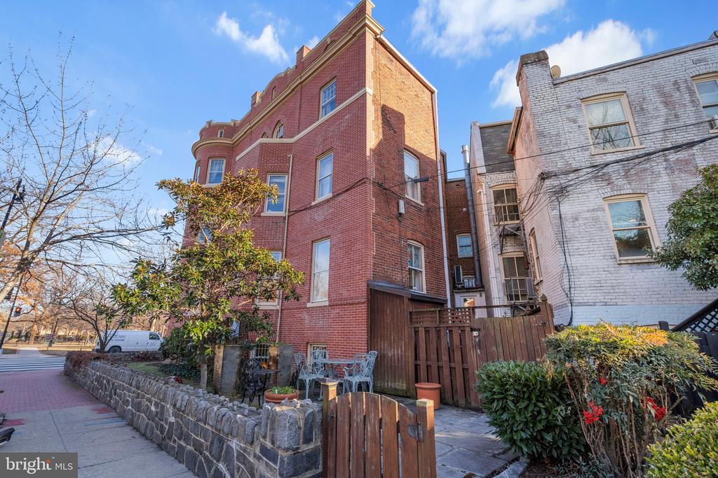 226 4th St NE