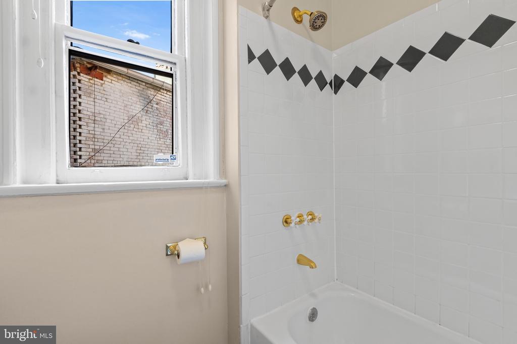 226 4th St NE