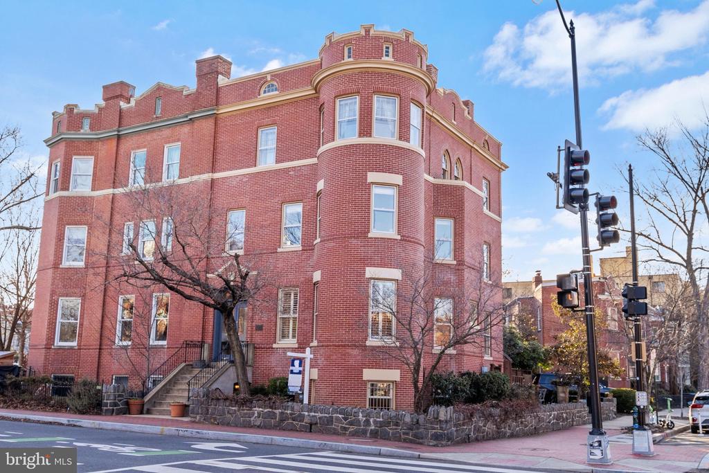 226 4th St NE