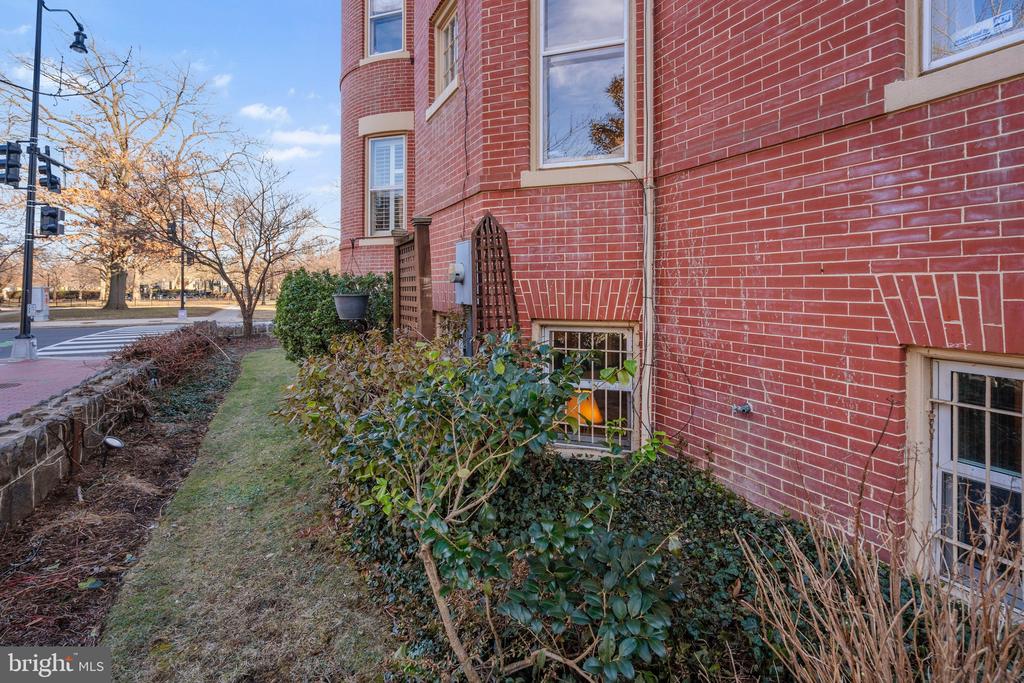 226 4th St NE